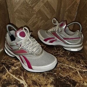 Reebok women's easytone toning  walking shoe size 7.         031